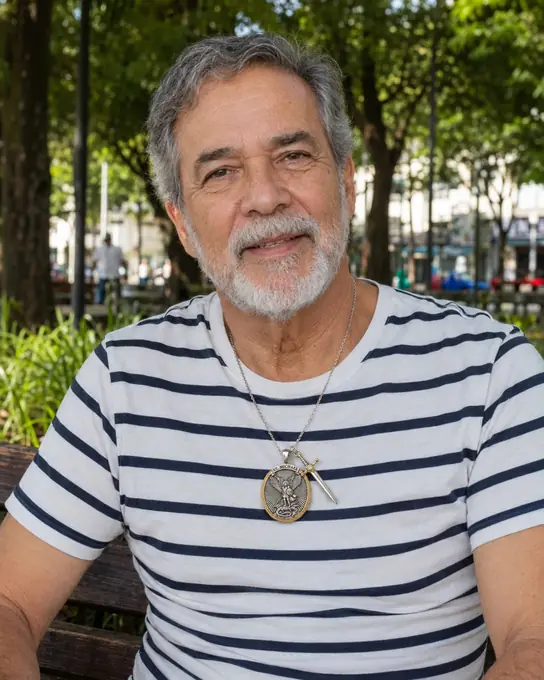 Devota usando o Colar de São Miguel no dia a dia